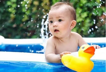 婴儿游泳和水育早教有什么区别？