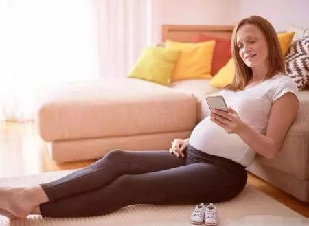 孕妇熬夜玩手机胎宝宝在干什么？