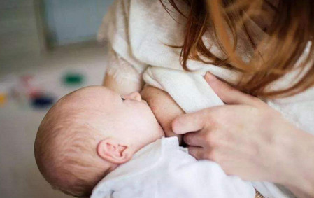 产后母乳喂养应该用什么姿势？