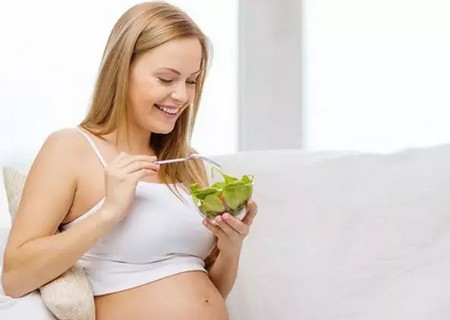 孕妇吃菠菜对自己和宝宝有哪些好处呢？