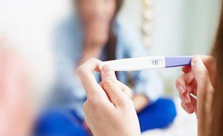早孕试纸两道杠，为什么医院检查显示未孕？