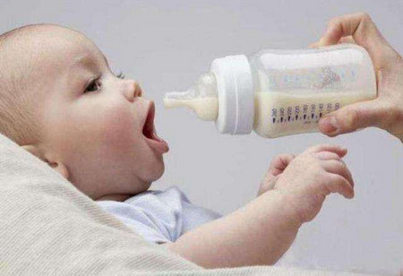 如何有效的帮助宝宝断夜奶？