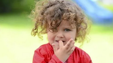 孩子咬指甲是什么原因？
