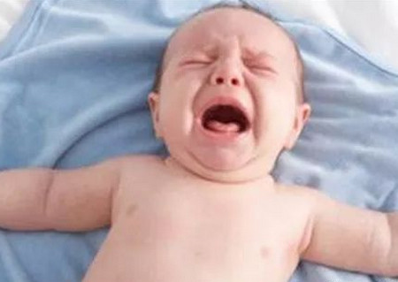 新生儿不抱就哭是什么原因
