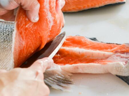 孕妇吃三文鱼的危害 食用不当需警惕这些不良后果