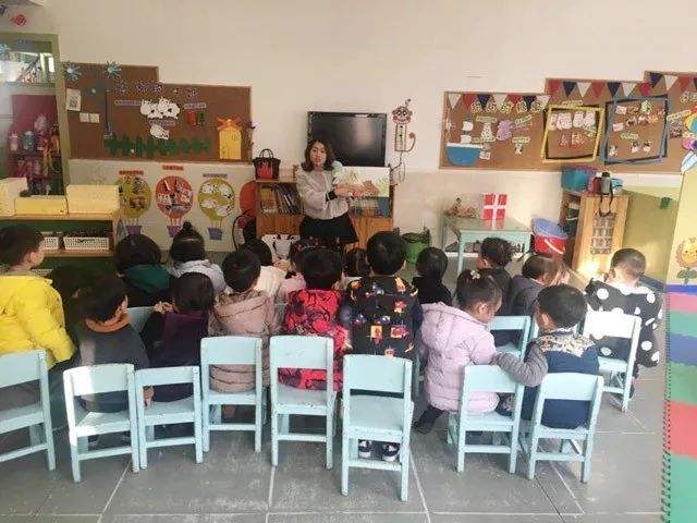 小班美术有趣的点点教案3