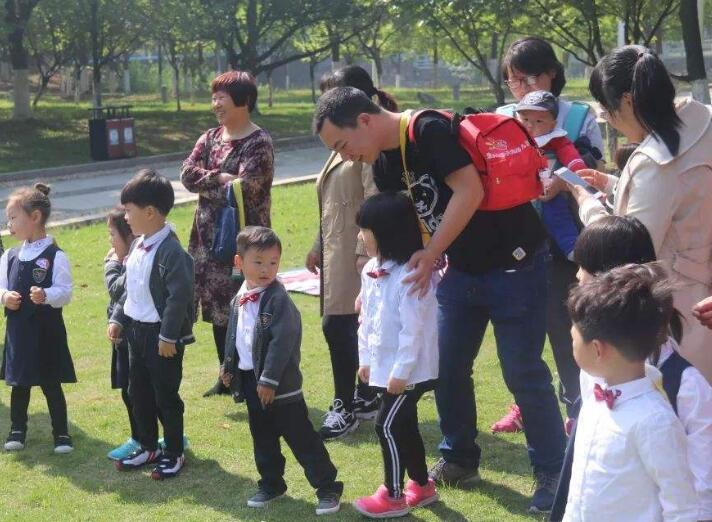 小班艺术花草地教案1