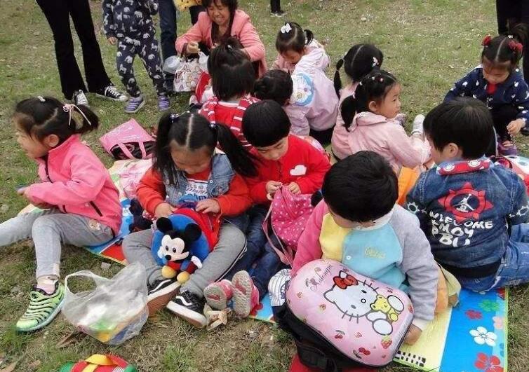 小班艺术花草地教案2