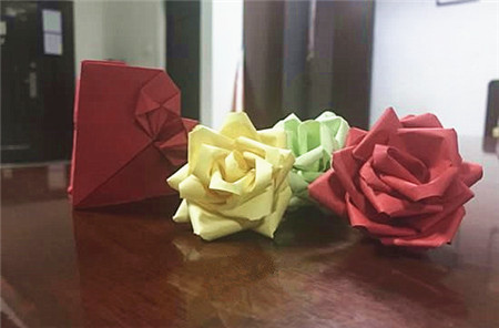 彩纸简单立体玫瑰花折纸制作方法