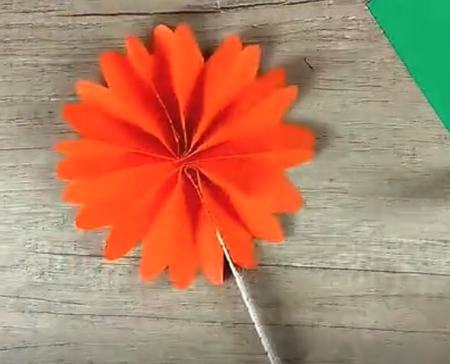 劳动节简单彩纸花朵制作方法4