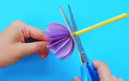 五一劳动节手工彩纸伞制作方法5