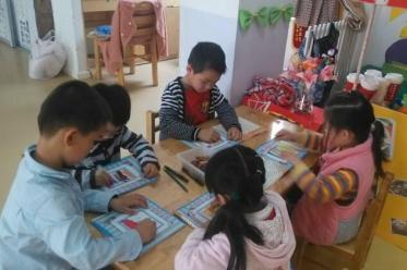 小班漂亮的桌布教案5