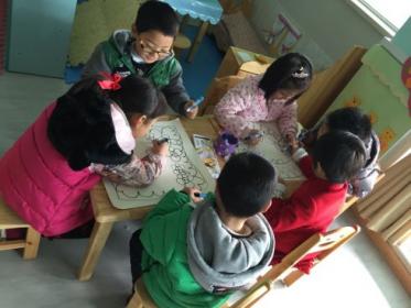 小班漂亮的桌布教案6