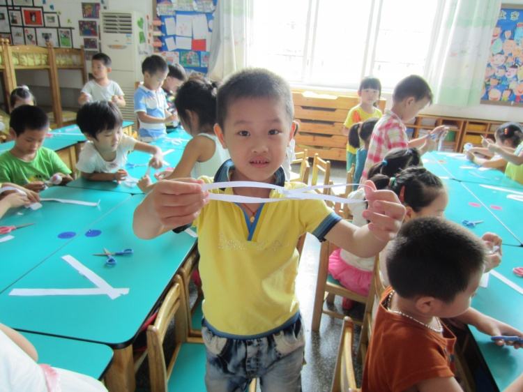 幼儿园大班神奇的纸片教案5