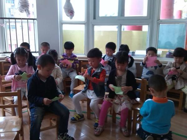 幼儿园大班神奇的纸片教案6
