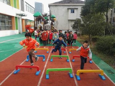 中班体育助跑跨跳教案1