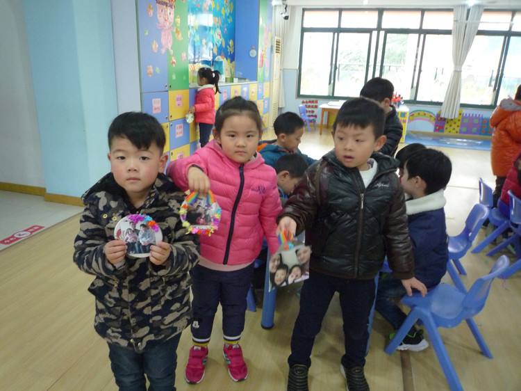 中班美术美丽的相框教案3