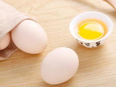 鸡蛋壳里面有黑斑块还能吃吗