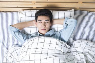 裸睡会引起尿道感染吗 尿道感染跟裸睡有关系吗？2