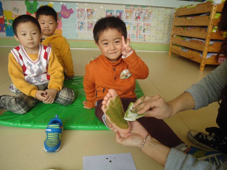 小班有趣的脚印教案4