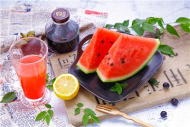 夏天吃西瓜上火吗 吃西瓜居然会上火？4