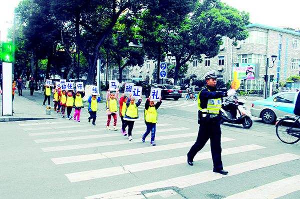 中班安全不在马路上玩教案3
