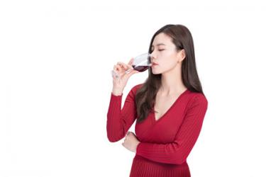 经期可以喝红酒丰胸吗 经期喝红酒会刺激吗？1