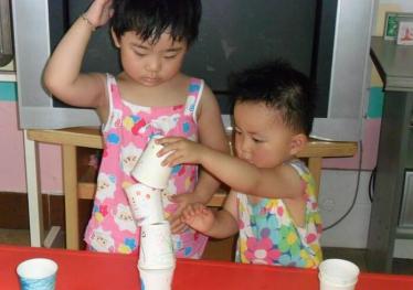 幼儿园和纸杯做游戏教案3