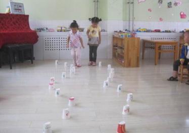幼儿园传纸杯游戏教案1