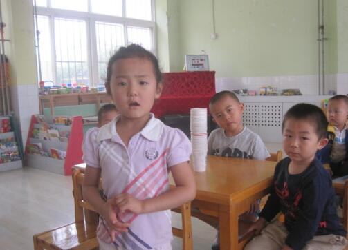 幼儿园传纸杯游戏教案3