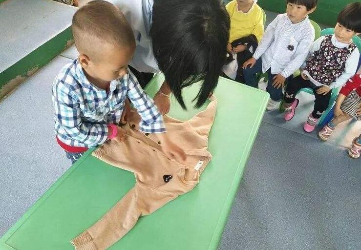 幼儿园小班叠衣服教案1