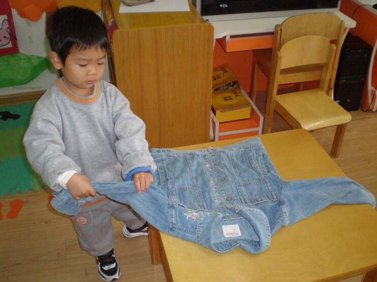 幼儿园小班叠衣服教案2