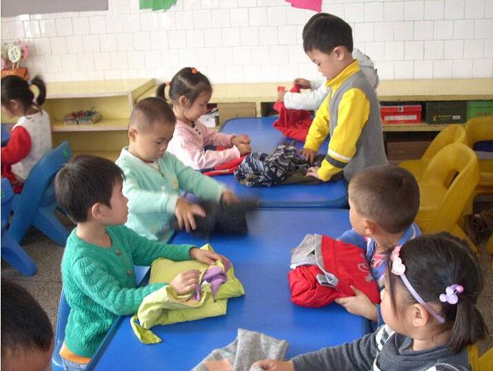 幼儿园小班叠衣服教案3