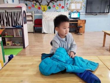 小班健康叠衣服教案1