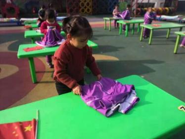 小班健康叠衣服教案2