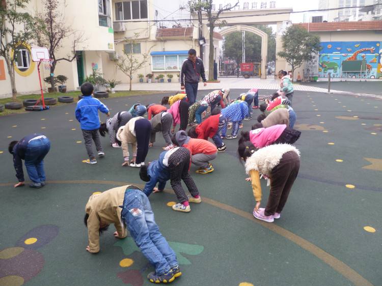 小班体育大象运粮教案2