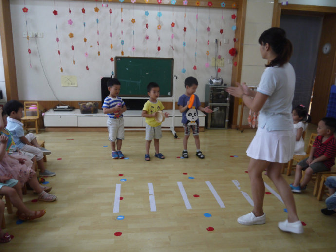 中班音乐头发膝盖脚教案1