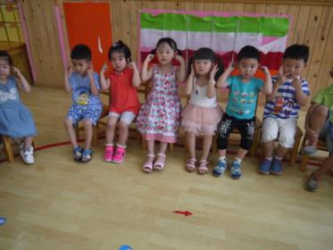幼儿园中班头发肩膀膝盖脚教案1