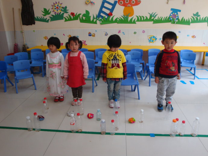 小班健康我和响瓶一起玩教案2