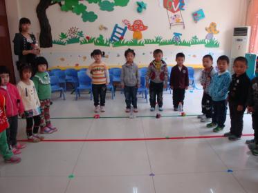 小班健康我和响瓶一起玩教案3