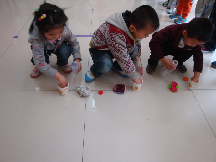 小班科学响瓶摇摇教案2