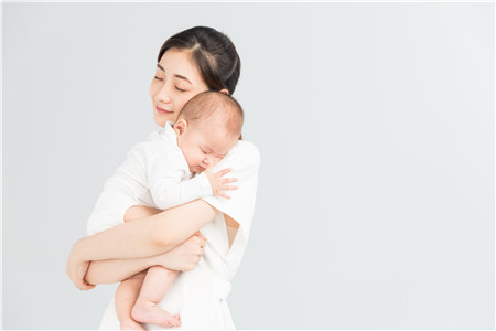 嬰兒多大才能豎著抱 寶寶豎著怎么抱