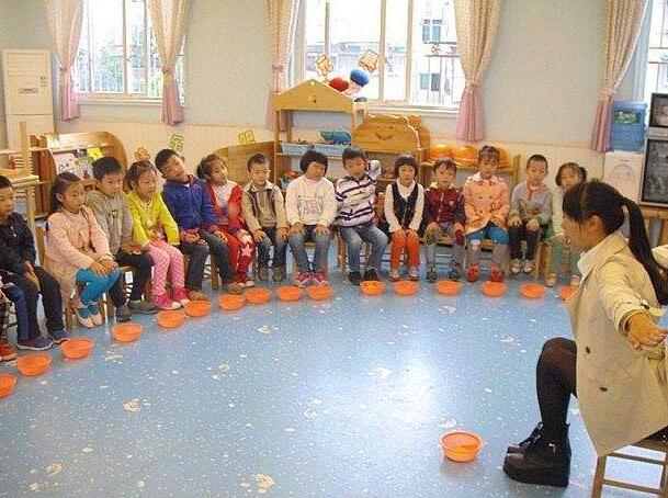 小班语言游戏猜猜我是谁教案2