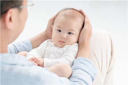 四十天婴儿吐水怎么办 宝宝为什么会吐水
