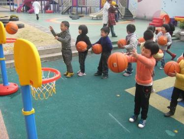 小班篮球传球跑圈教案3 小班篮球传球跑圈教案3