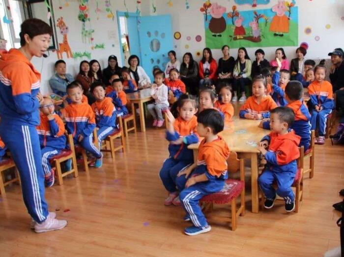 小班小蚂蚁坐汽车语言教案3