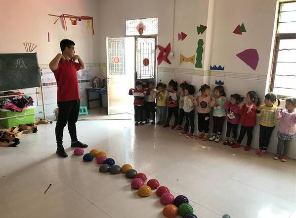 小班游戏聪明的小兔教案3