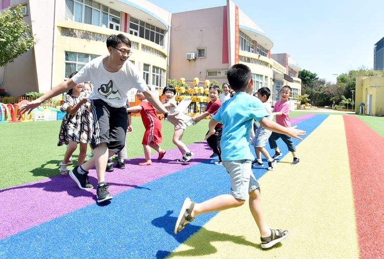 小班健康老鹰捉小鸡教案3