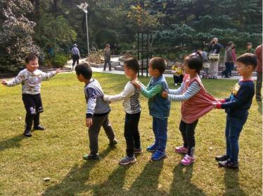 幼儿园小班老鹰捉小鸡游戏教案2