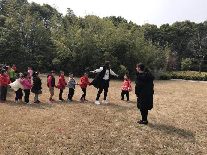 小班体育游戏老鹰捉小鸡教案1